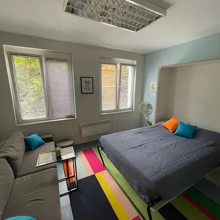 Happy Place Apartment *